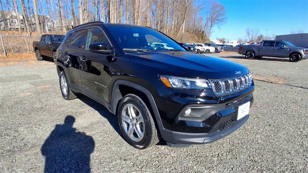 Used 2023 Jeep Compass Latitude image 2