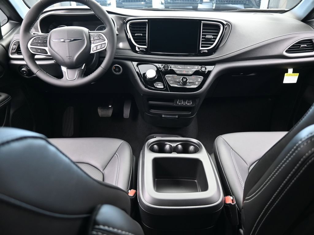 Used 2025 Chrysler Pacifica Select image 31
