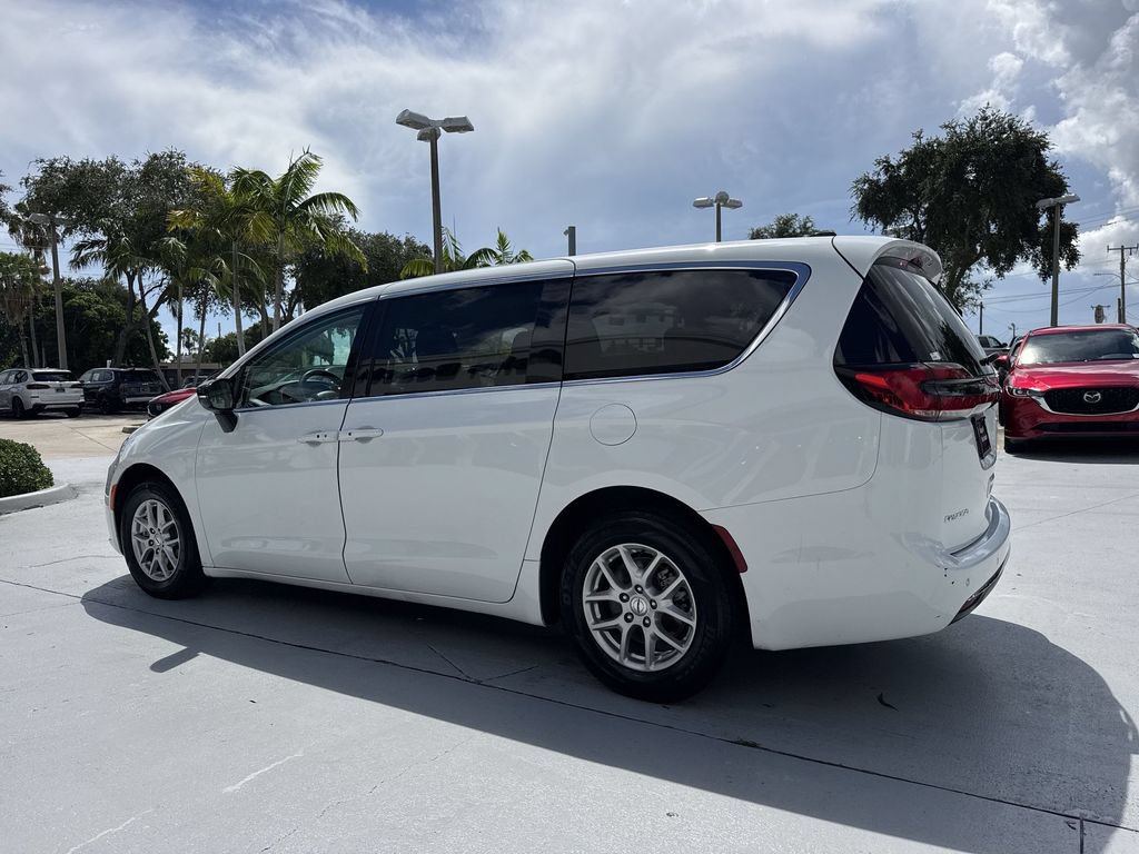 Used 2024 Chrysler Pacifica Touring-L FWD image 26