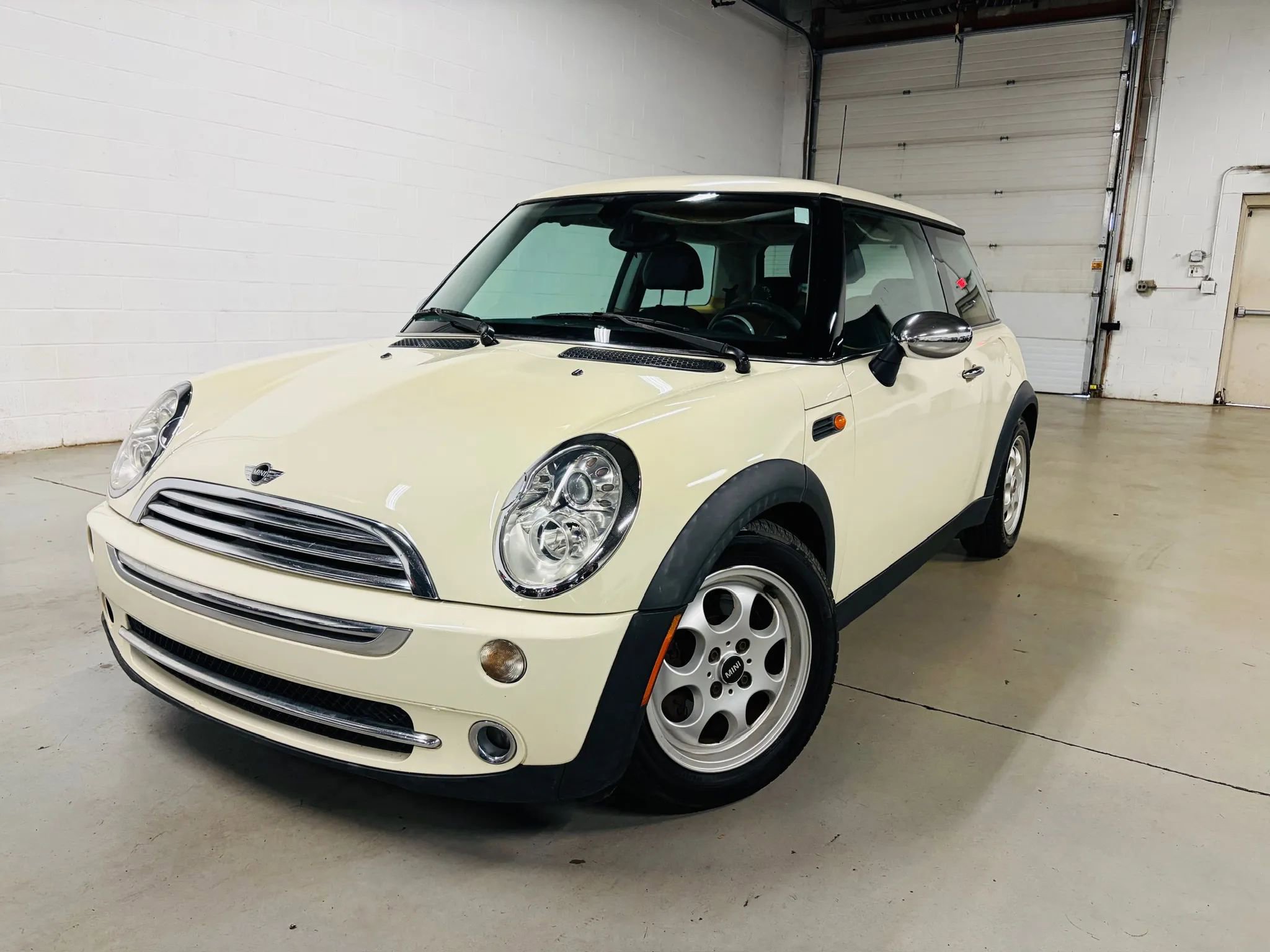 Used 2005 MINI Cooper Hardtop image 1