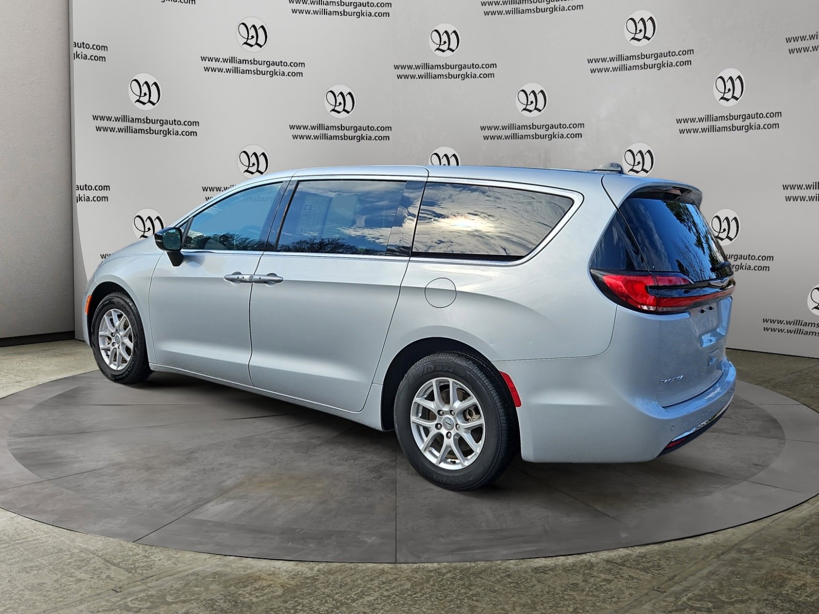 Used 2024 Chrysler Pacifica Touring-L image 3