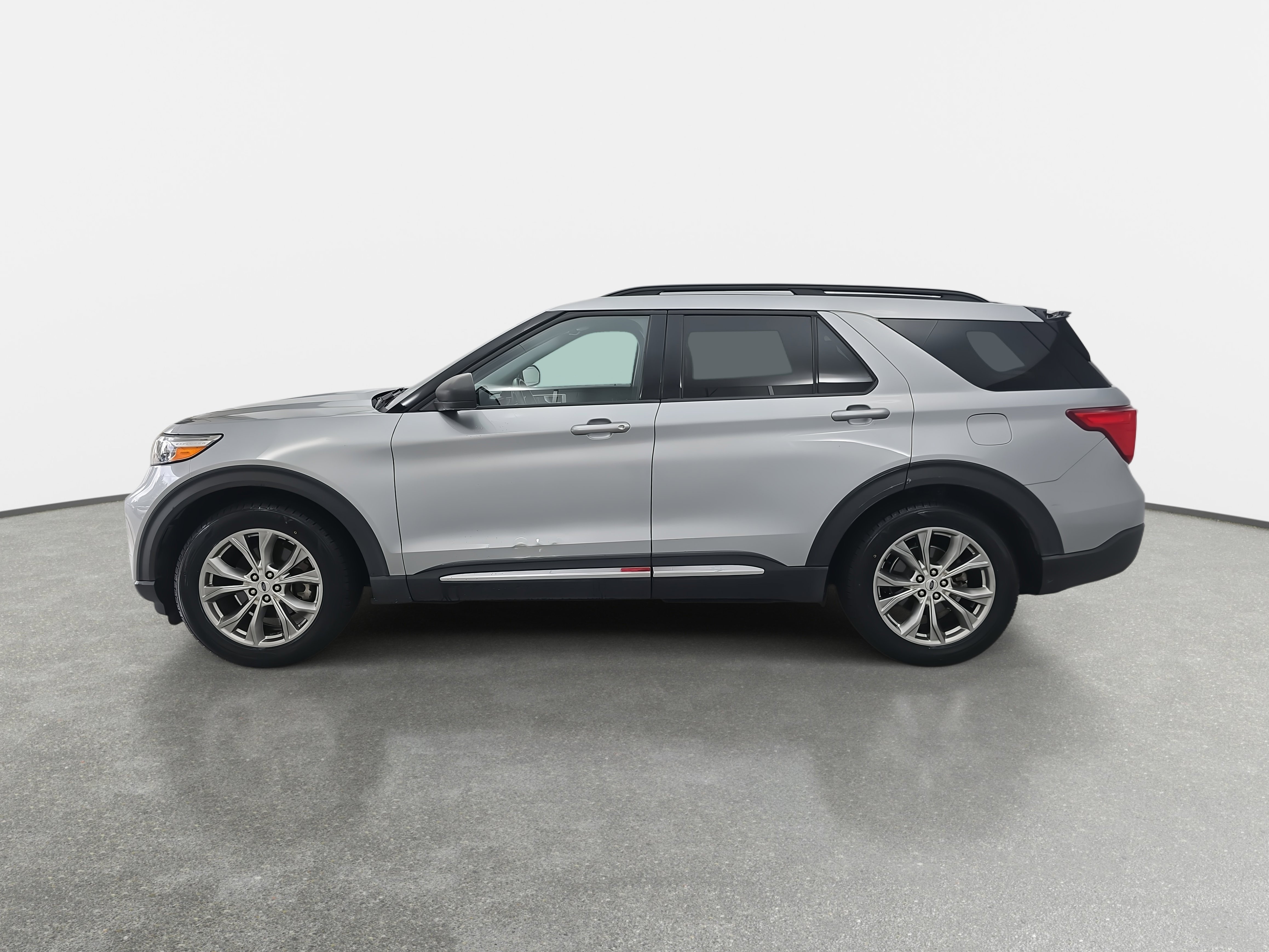 Used 2020 Ford Explorer XLT w/ Equipment Group 202A image 8