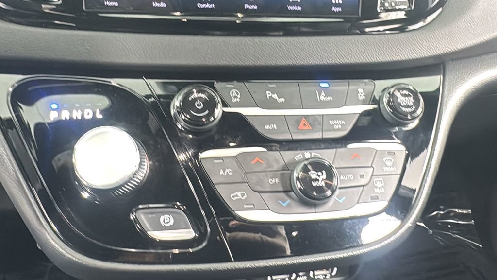 Used 2025 Chrysler Pacifica Select image 29