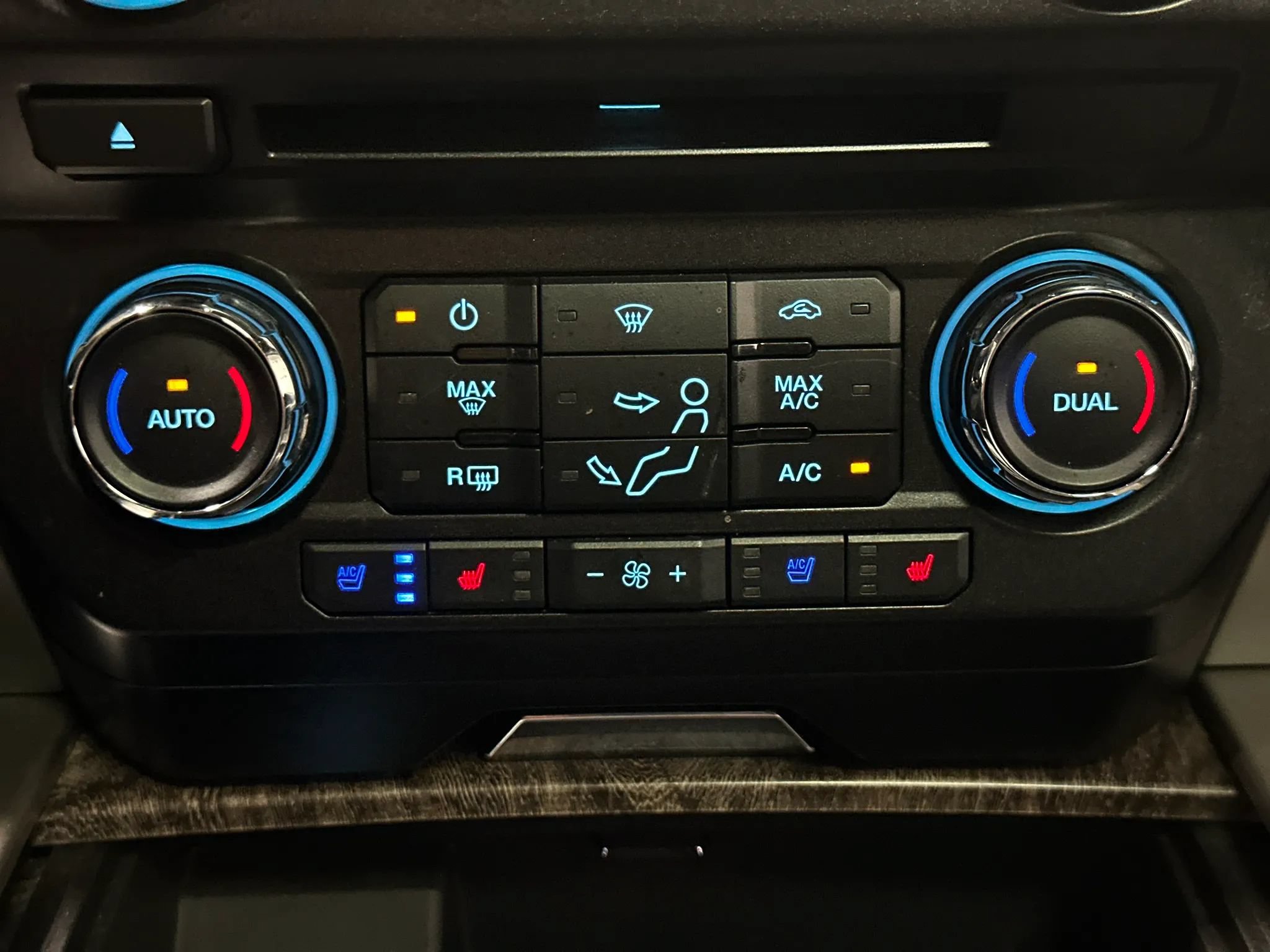 Used 2017 Ford F250 Lariat w/ Lariat Ultimate Package AWD/4WD image 44