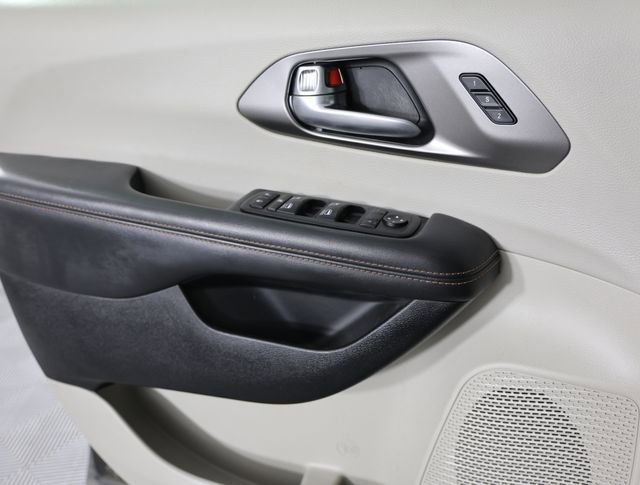 Used 2020 Chrysler Pacifica Touring-L Plus image 14