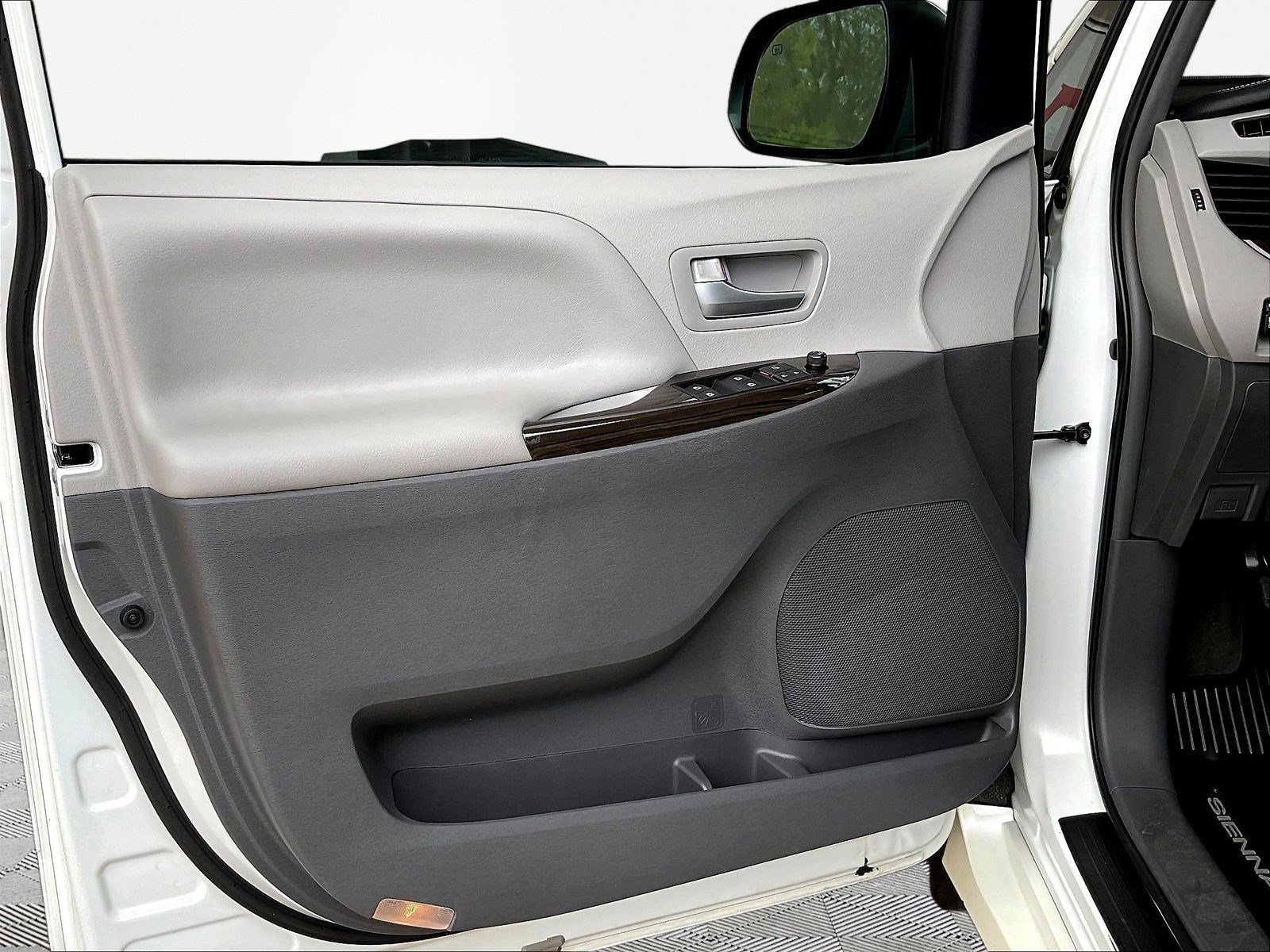 Used 2019 Toyota Sienna XLE w/ XLE Navigation Package FWD image 19