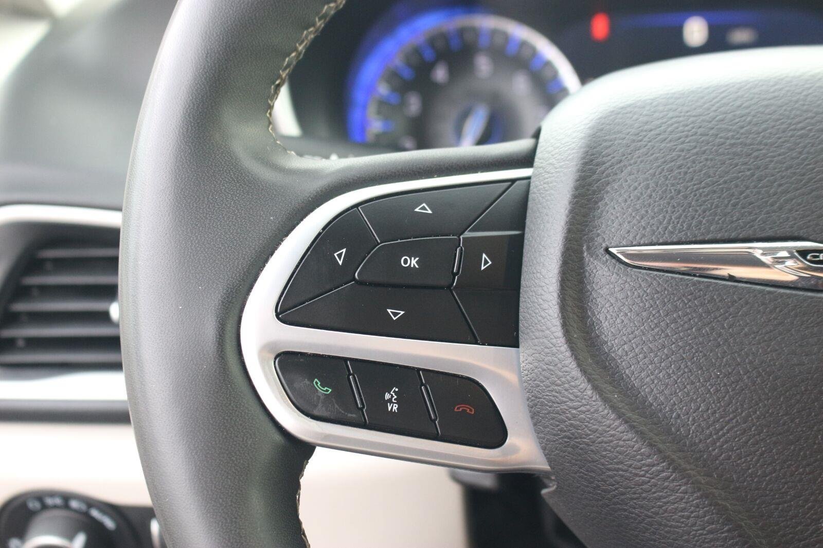 Used 2024 Chrysler Pacifica Touring-L FWD image 20
