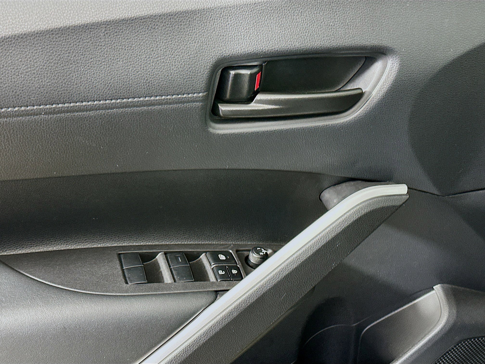 Used 2025 Toyota Corolla Cross LE image 15