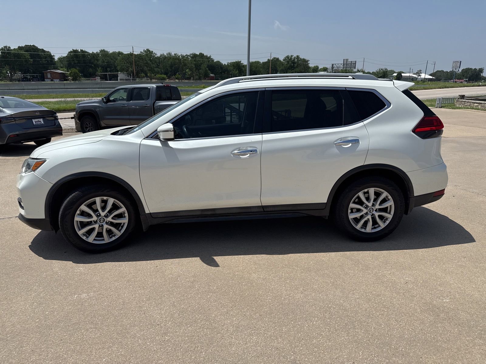 Used 2017 Nissan Rogue SV FWD image 2