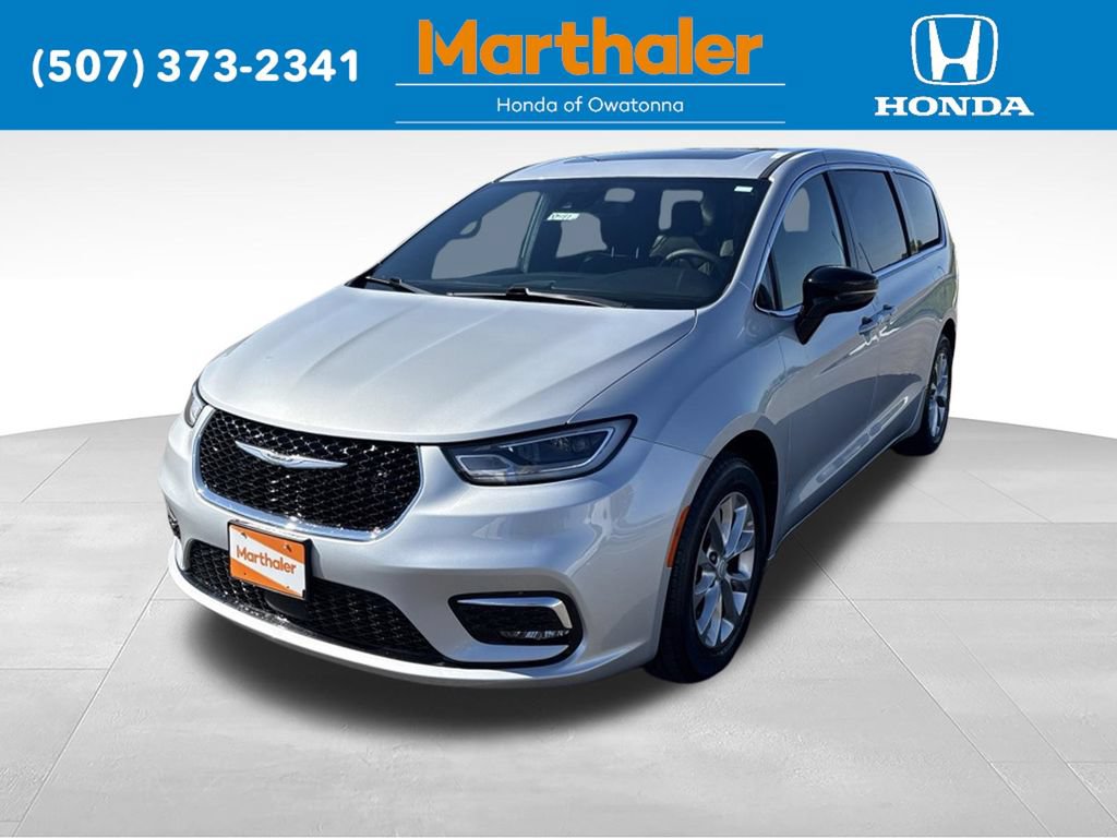 Used 2026 Chrysler Pacifica Limited FWD image 1