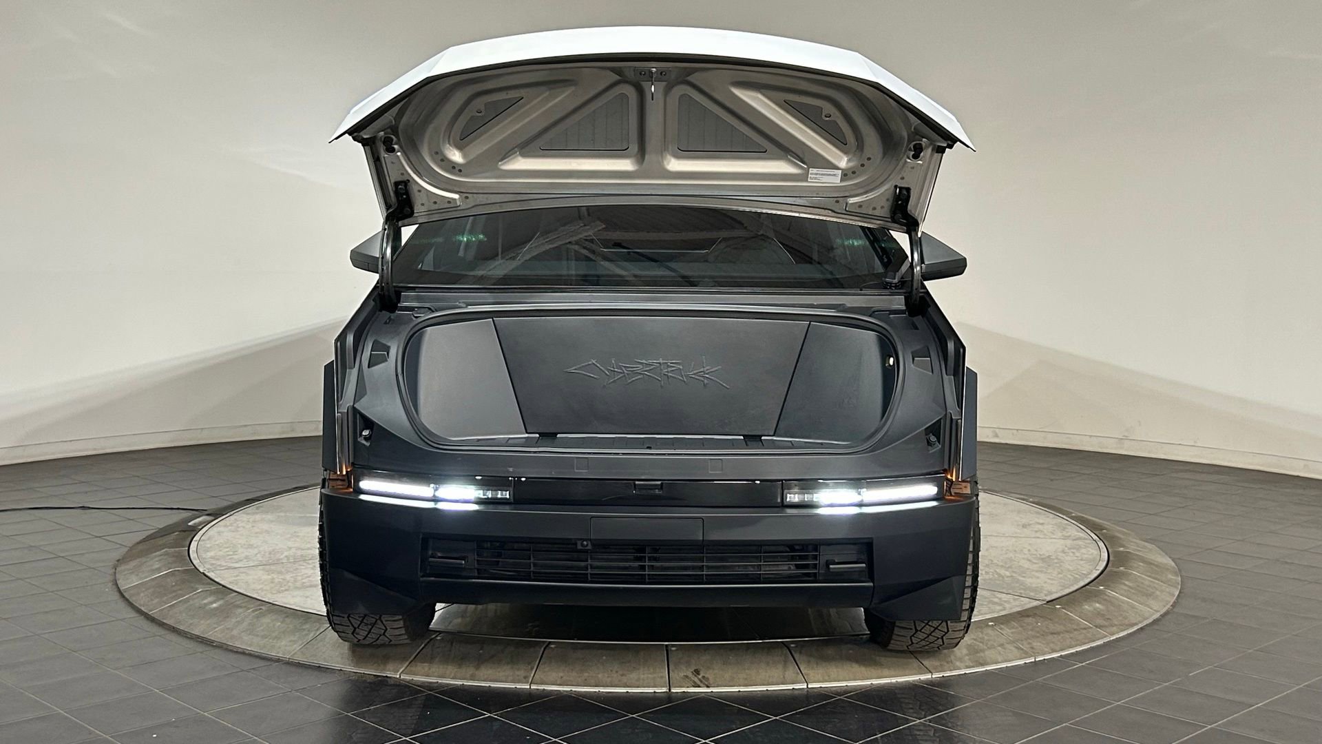 Used 2024 Tesla Cybertruck AWD Crew Cab image 89