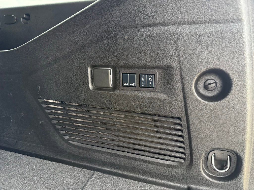 Used 2025 Chevrolet Suburban Premier image 7