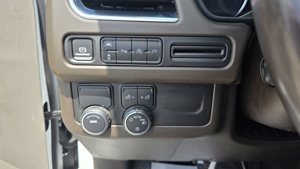Used 2021 Chevrolet Suburban LT w/ Luxury Package RWD image 21