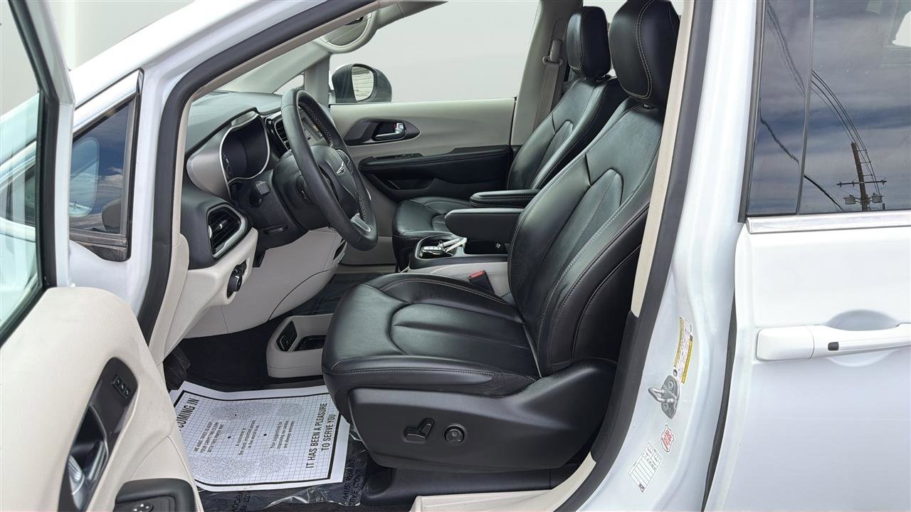 Used 2023 Chrysler Pacifica Touring-L image 11