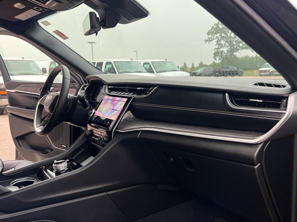 Used 2024 Jeep Grand Cherokee Limited w/ Luxury Tech Group II image 31