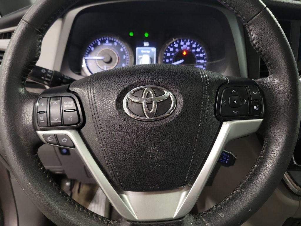 Used 2017 Toyota Sienna XLE Premium FWD image 23