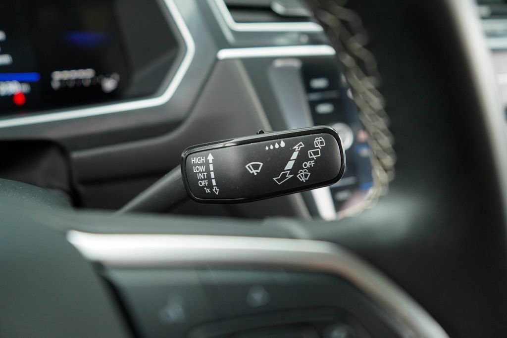 Used 2024 Volkswagen Tiguan SE FWD image 32