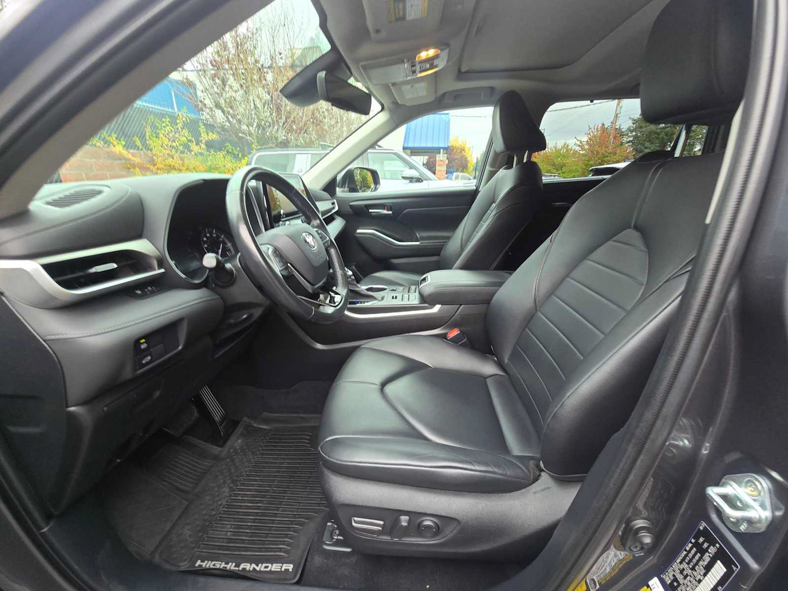Used 2020 Toyota Highlander XLE AWD/4WD image 21