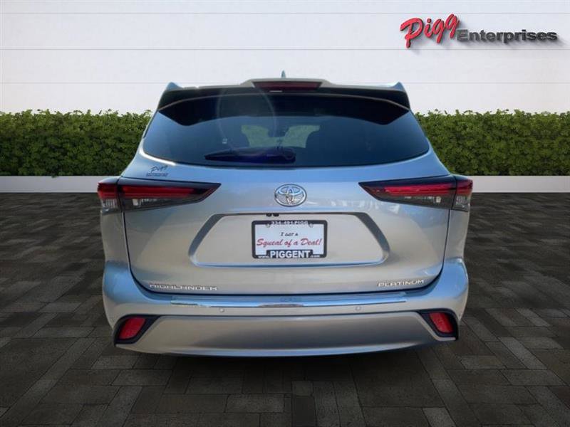 Used 2024 Toyota Highlander LE image 9
