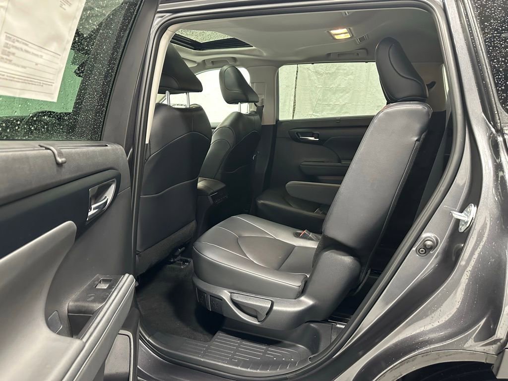 Used 2025 Toyota Highlander XLE image 47