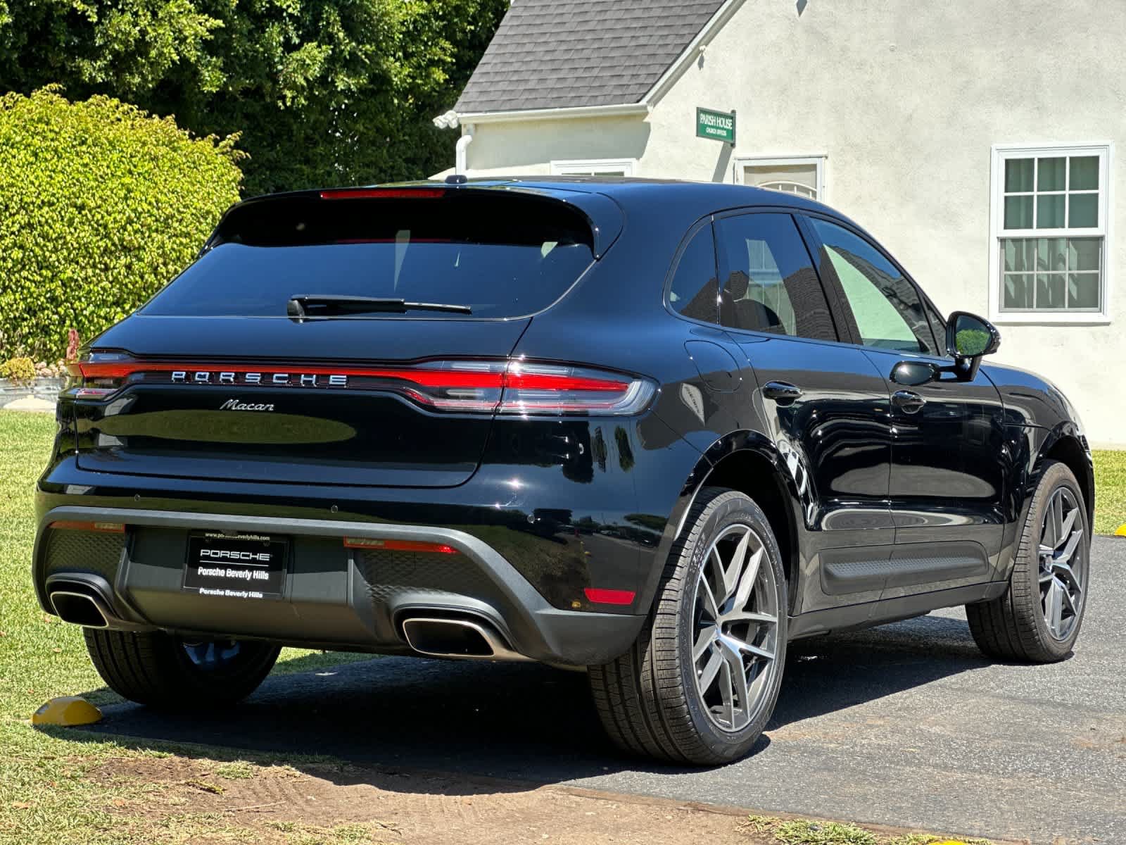 Certified 2025 Porsche Macan AWD/4WD image 8