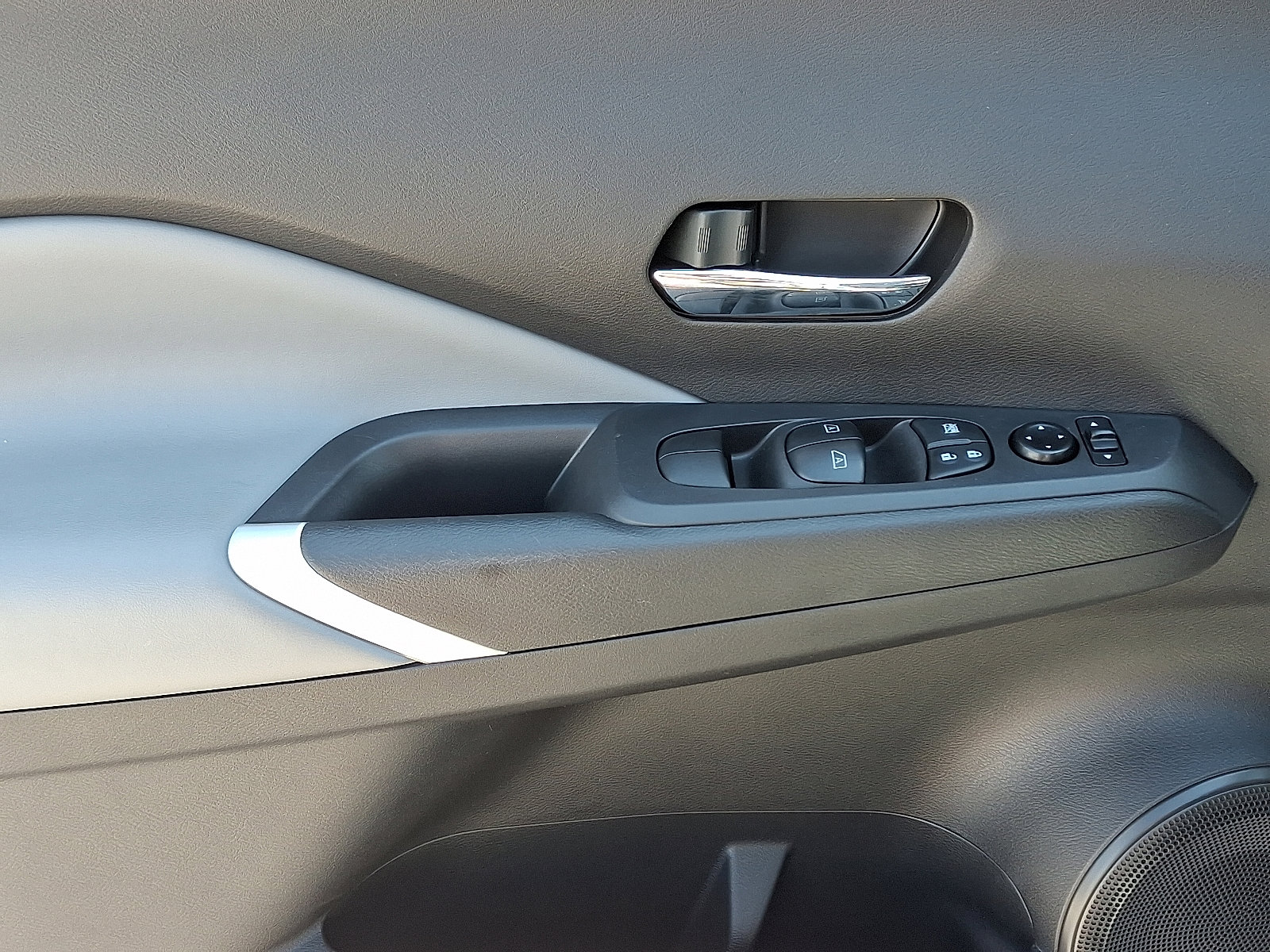 Used 2023 Nissan Kicks SR w/ SR Premium Package image 13