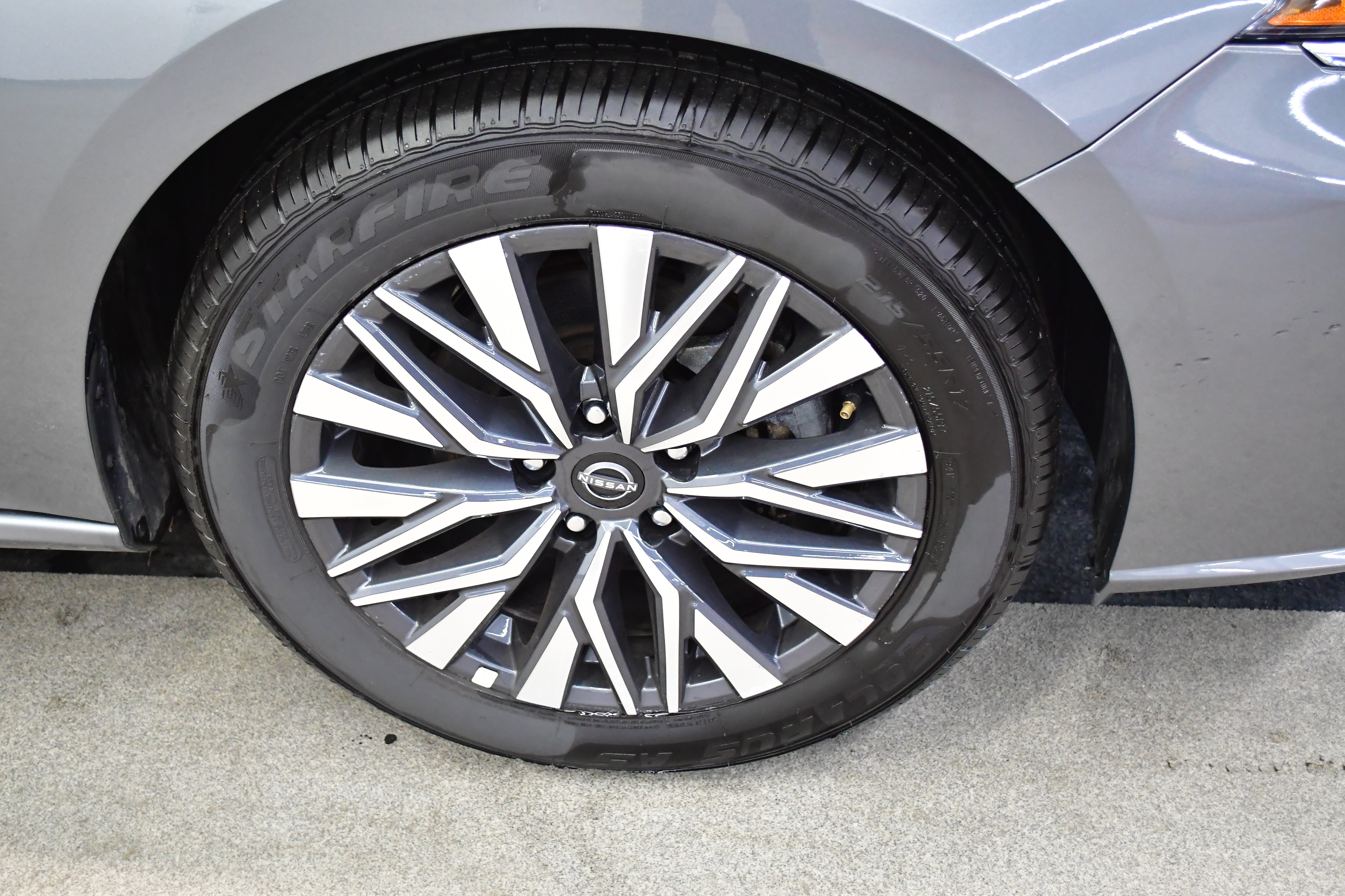 Used 2025 Nissan Altima 2.5 SV FWD image 35
