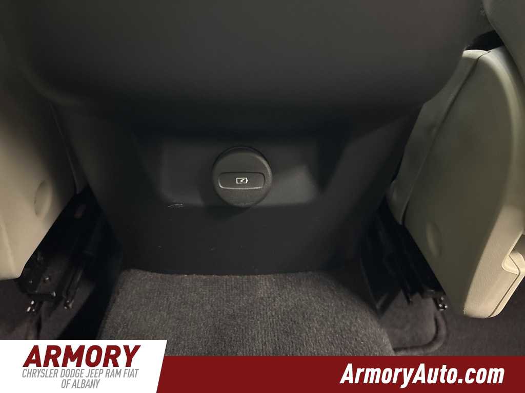 Used 2024 Volvo XC60 B5 Plus image 37