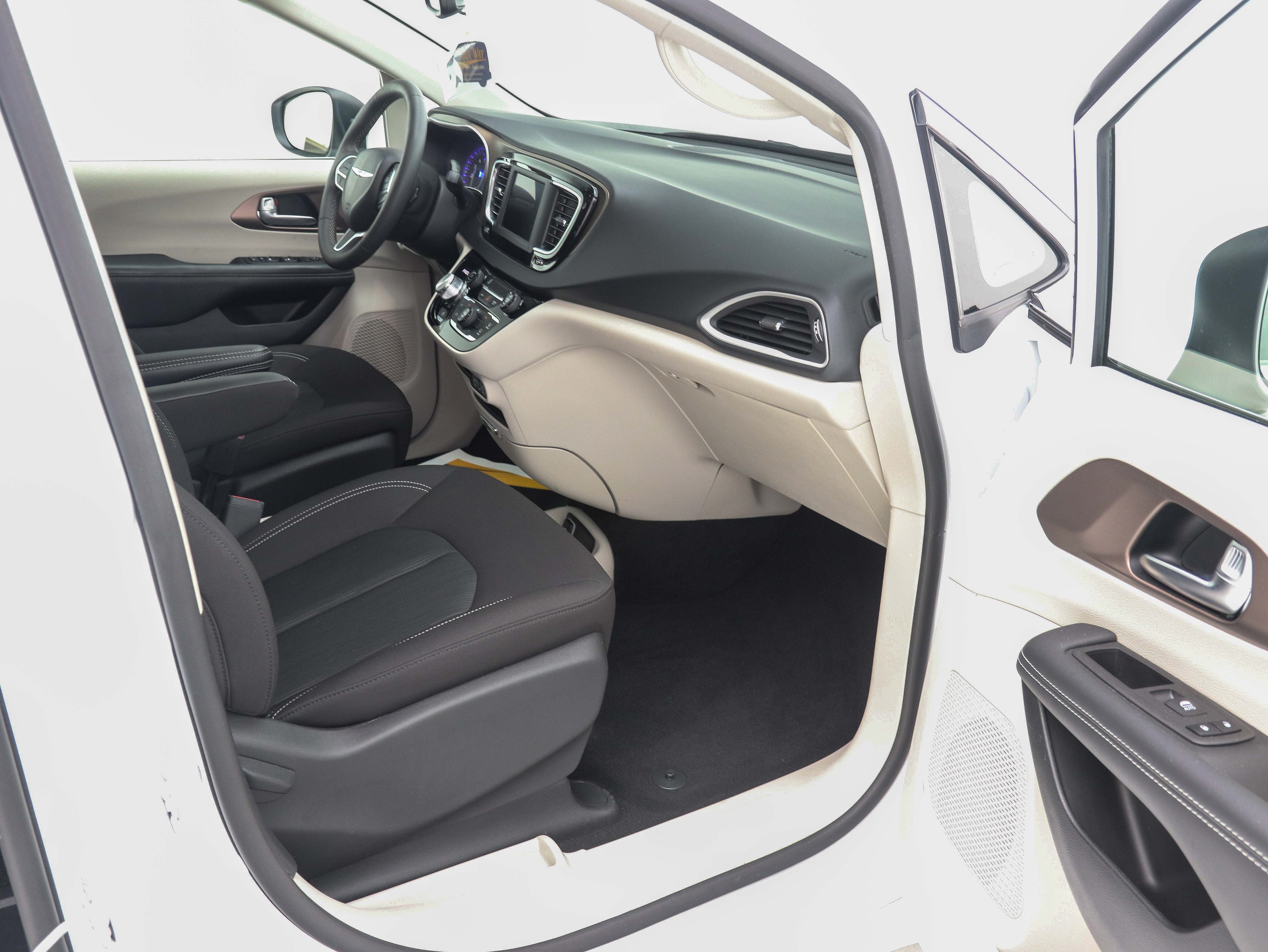 Used 2023 Chrysler Voyager LX FWD image 21