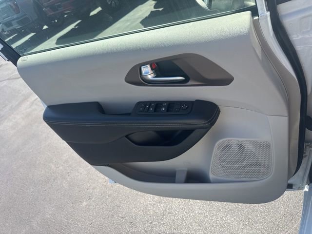 Used 2022 Chrysler Voyager LX FWD image 17