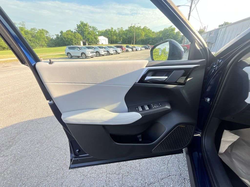 New 2025 Mitsubishi Outlander SE image 13