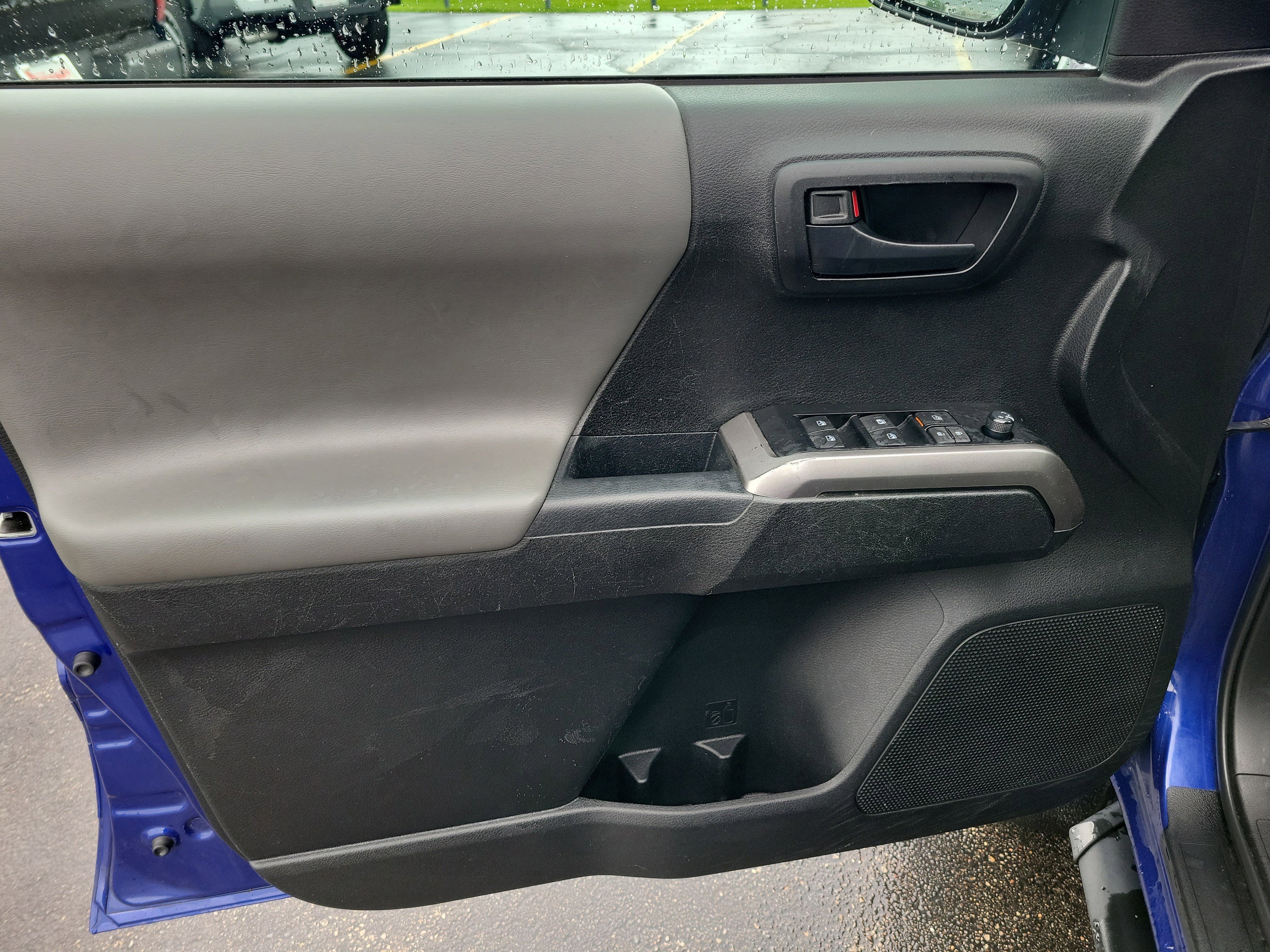 Used 2022 Toyota Tacoma SR5 w/ SR5 Appearance Package (SM) RWD image 17