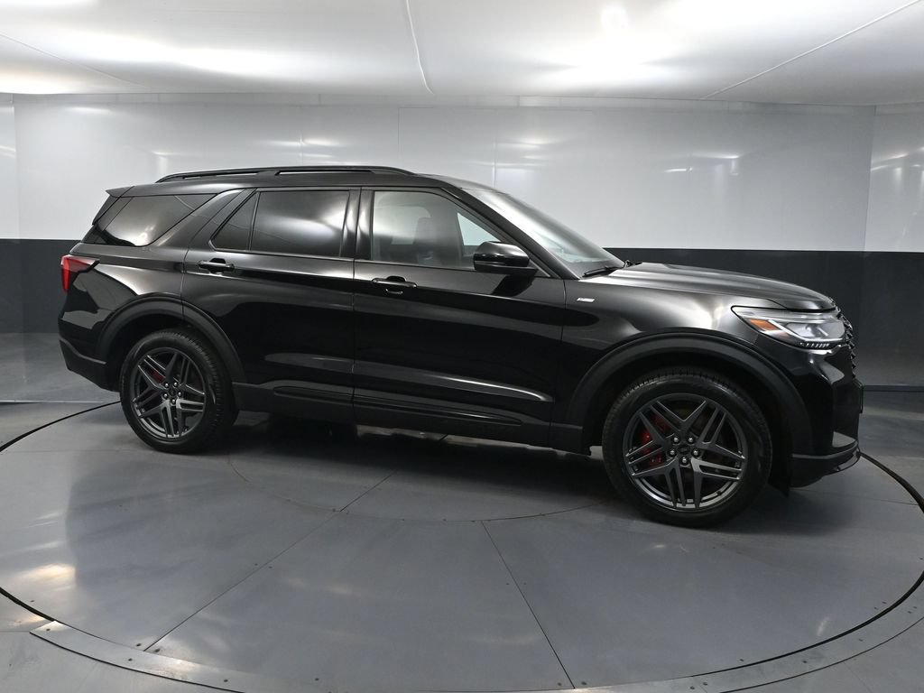 Used 2025 Ford Explorer ST-Line w/ ST-Line Street Pack AWD/4WD image 3