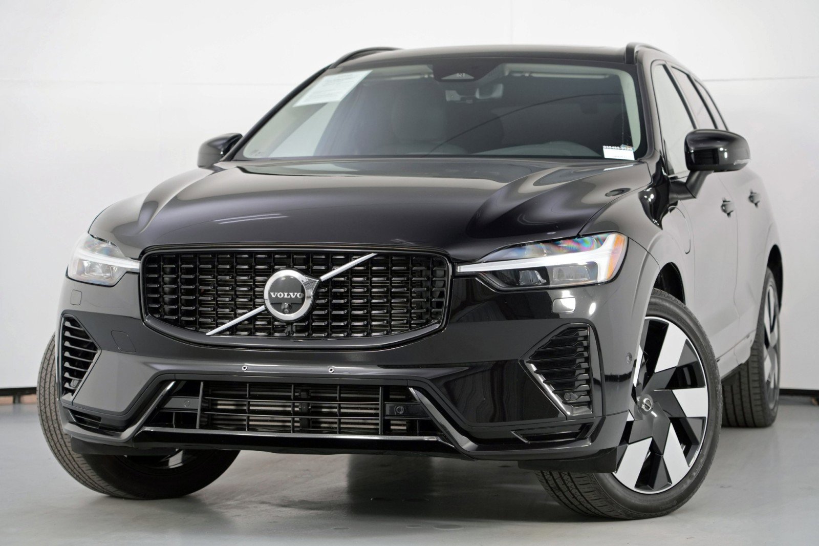 Used 2025 Volvo XC60 T8 Plus w/ Climate Package PRO image 3