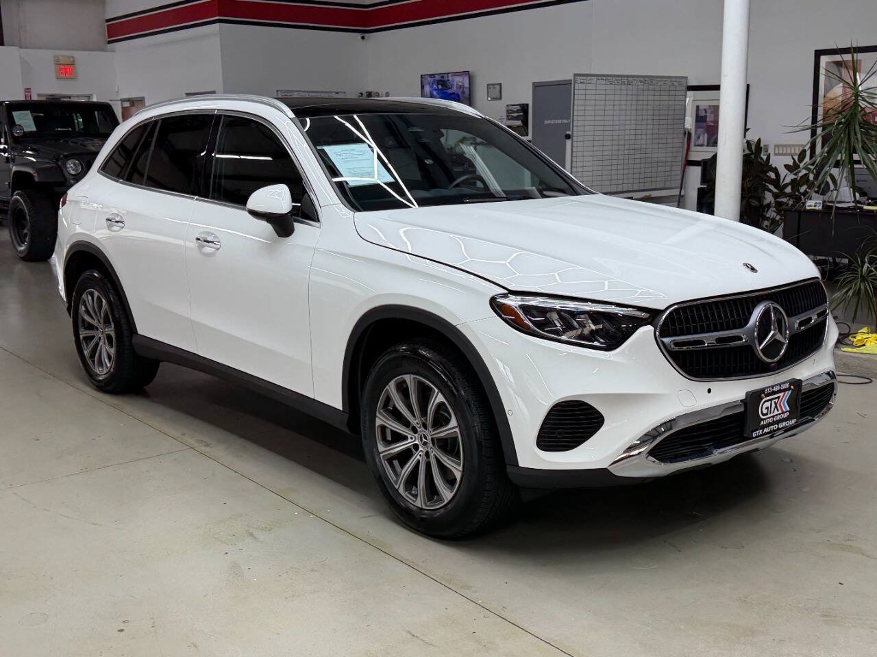 Used 2024 Mercedes-Benz GLC 300 image 1