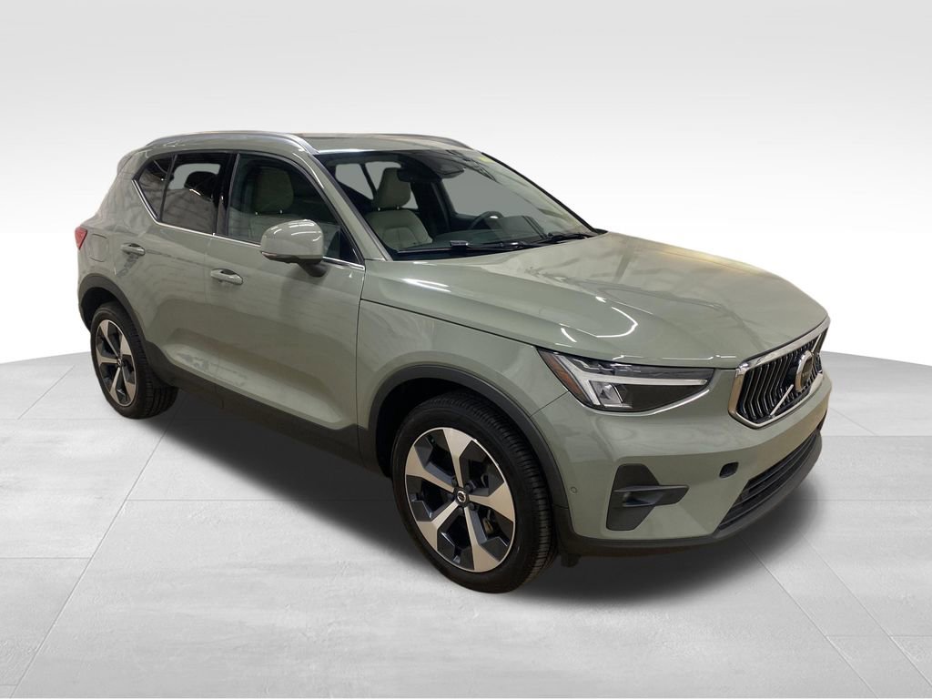 Used 2023 Volvo XC40 B5 Plus w/ Driver Assist Package AWD/4WD image 2