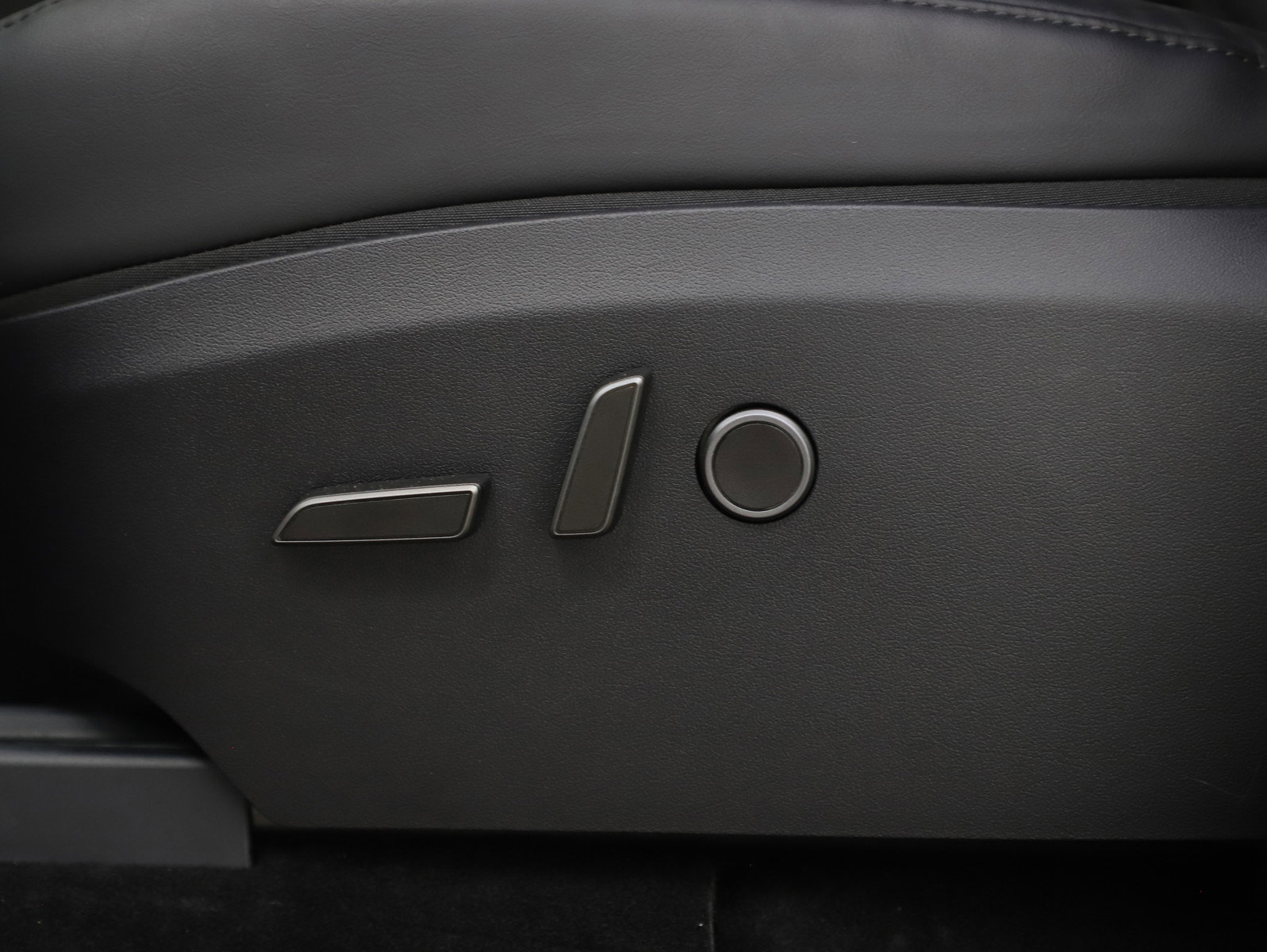 Used 2025 Tesla Model Y Long Range image 29