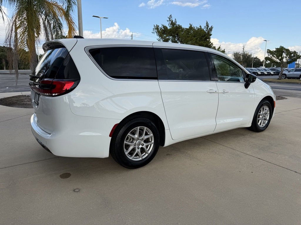 Used 2024 Chrysler Pacifica Touring-L image 4
