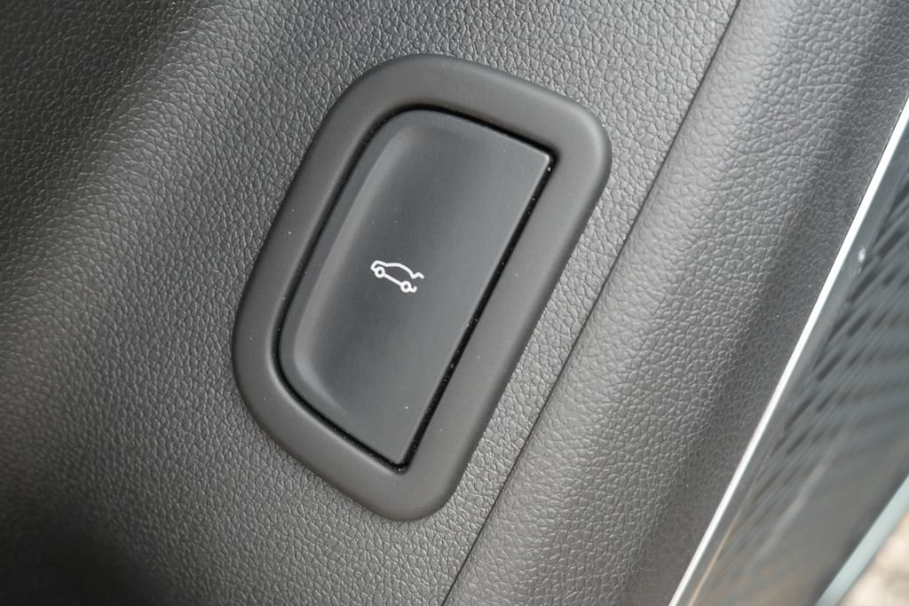 Used 2025 Chevrolet Traverse LT w/ Enhanced Driving Package AWD/4WD image 18