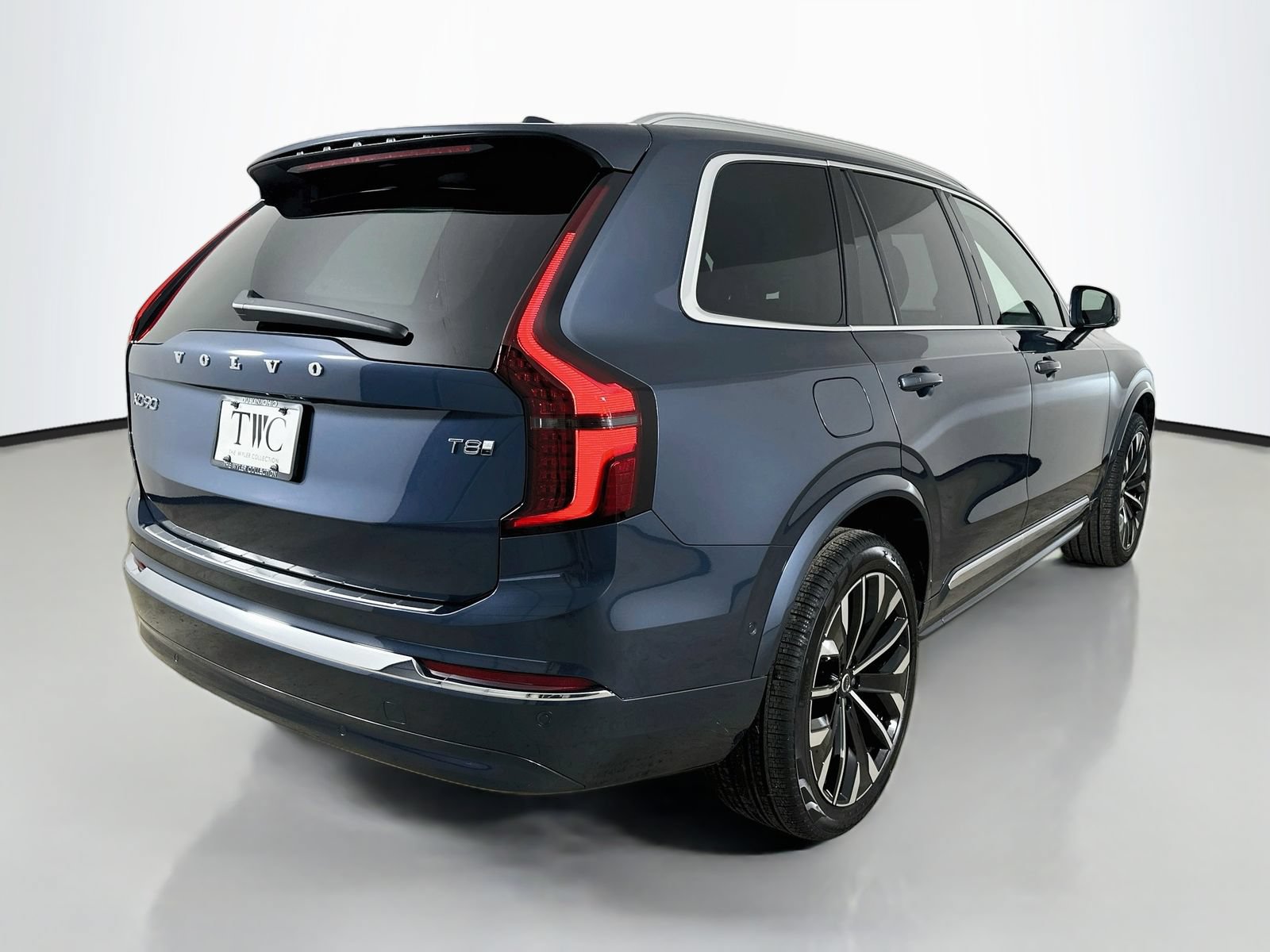 New 2026 Volvo XC90 T8 Plus w/ Protection Package Premier AWD/4WD image 5