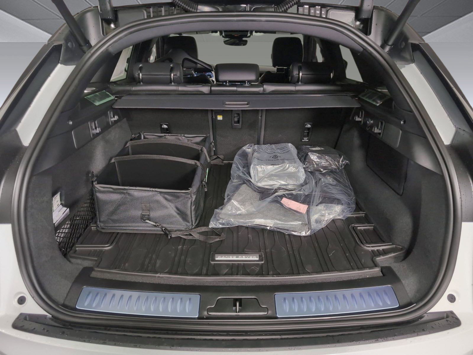 Certified 2026 Land Rover Range Rover Velar Dynamic SE image 26