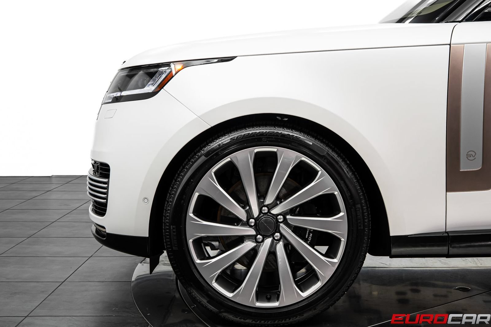 Used 2026 Land Rover Range Rover SV AWD/4WD image 13
