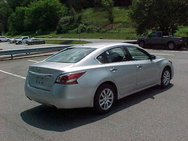 Used 2014 Nissan Altima 2.5 S w/ Display Audio Package FWD image 5