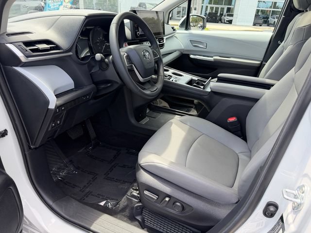 Certified 2026 Toyota Sienna XLE FWD image 11