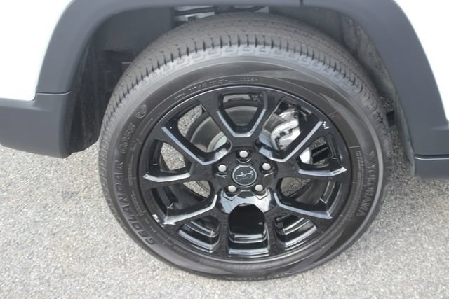 Used 2025 Jeep Compass Latitude w/ Convenience Group AWD/4WD image 36