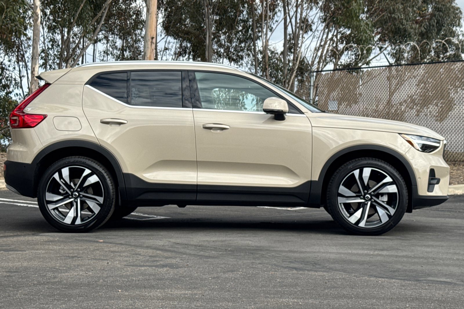 New 2025 Volvo XC40 B5 Ultra image 4