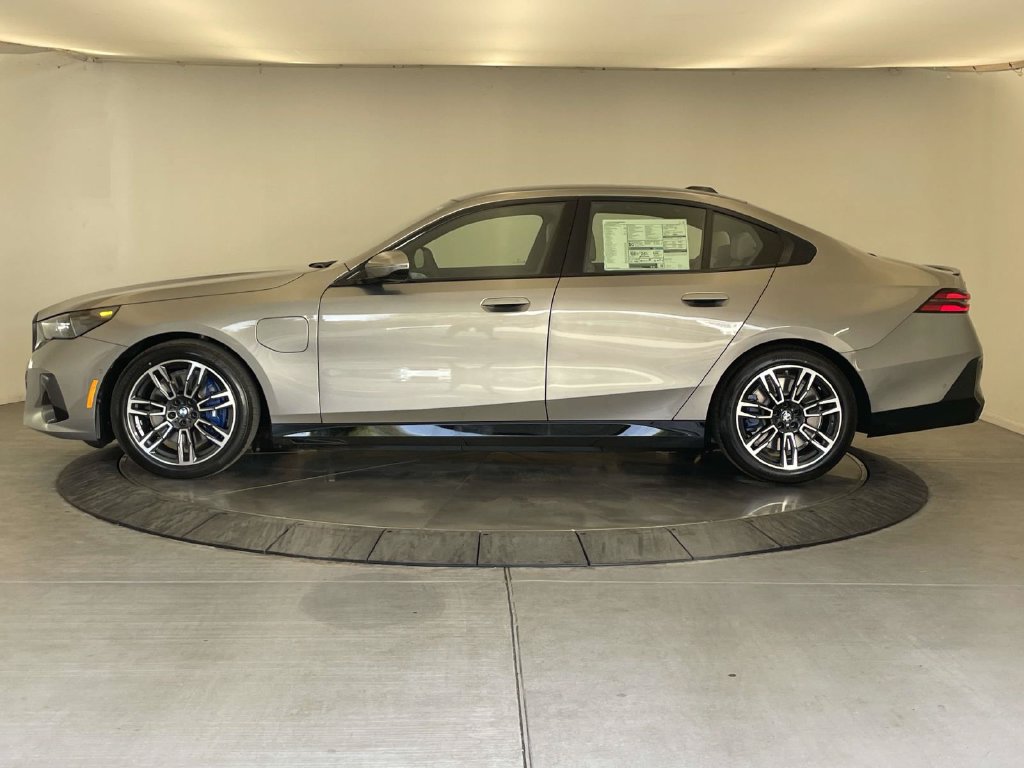 New 2027 BMW 550e xDrive w/ Executive Package AWD/4WD image 2