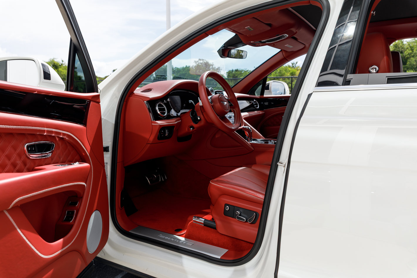 Used 2021 Bentley Bentayga AWD/4WD image 14