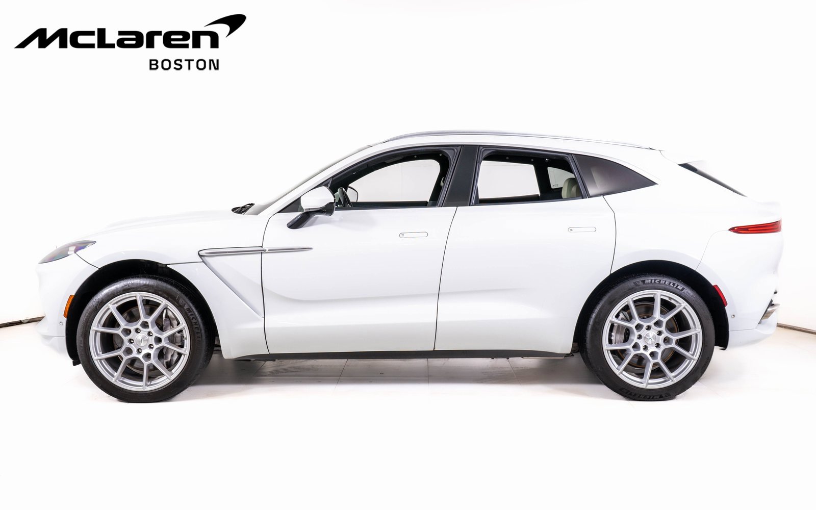 Used 2022 Aston Martin DBX image 2