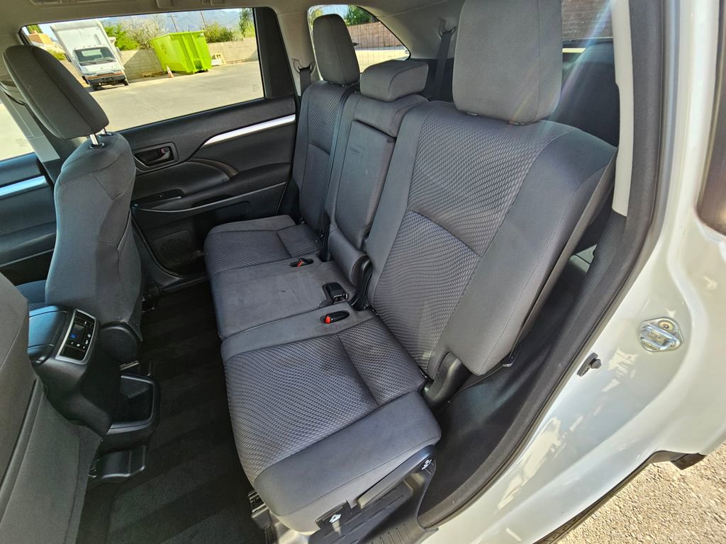 Used 2018 Toyota Highlander LE w/ Carpet Mat Package (TMS) FWD image 15